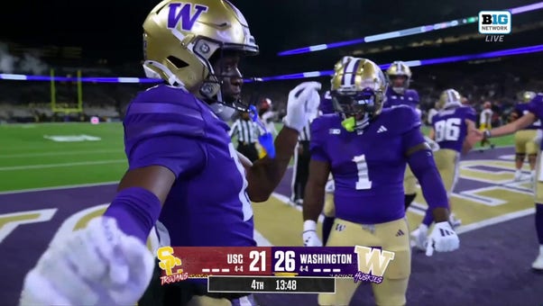 Keith Reynolds punches in a touchdown, giving Washington the lead over USC